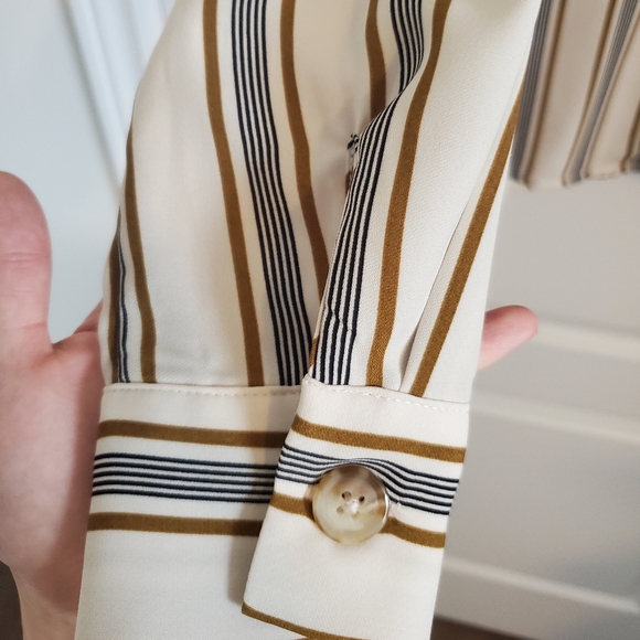 BNWT Dynamite Button-Up Blouse. - Picture 4 of 5